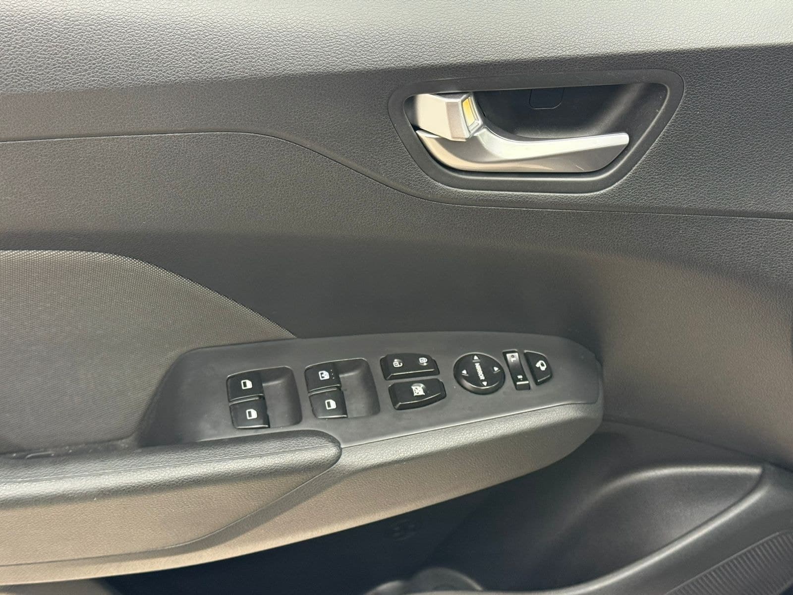 Hyundai accent thumbnail 11